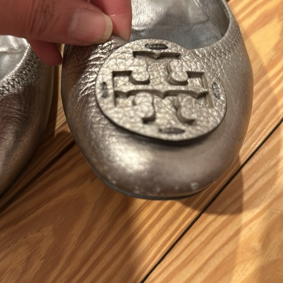 Tory Burch 38 metallic ballerina flat - Picture 2 of 9